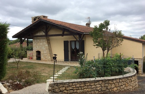 Monsempron-Libos House | Holiday Home 'Maison Monsempron - Libos' with Private Pool, Wi-Fi & Air Conditioning