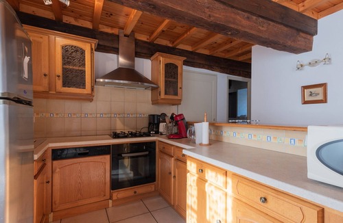 Arcizans-Avant House | Holiday Home 'Maison Anthian' with Private Terrace, Private Garden and Wi-Fi