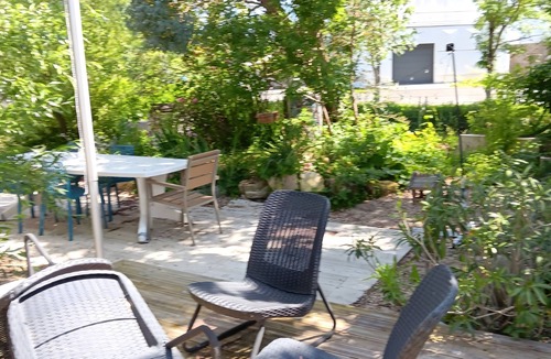 Loches House | Holiday Home 'Maison Au Bord De L'eau' with Shared Terrace, Private Garden and Wi-Fi