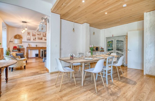 Revel House | Holiday Home 'Maison Avec Piscine Et Remous' with Private Pool, Private Terrace and Wi-Fi