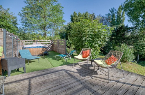 Revel House | Holiday Home 'Maison Avec Piscine Et Remous' with Private Pool, Private Terrace and Wi-Fi