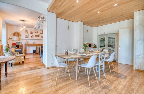Revel House | Holiday Home 'Maison Avec Piscine Et Remous' with Private Pool, Private Terrace and Wi-Fi