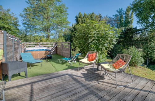 Revel House | Holiday Home 'Maison Avec Piscine Et Remous' with Private Pool, Private Terrace and Wi-Fi