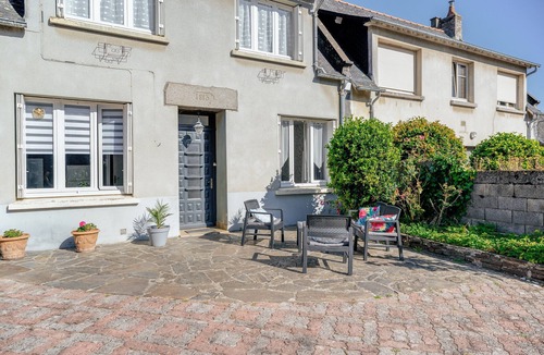 Cancale House | Holiday Home 'Maison Chaleureuse Cancale' with Private Terrace and Private Garden