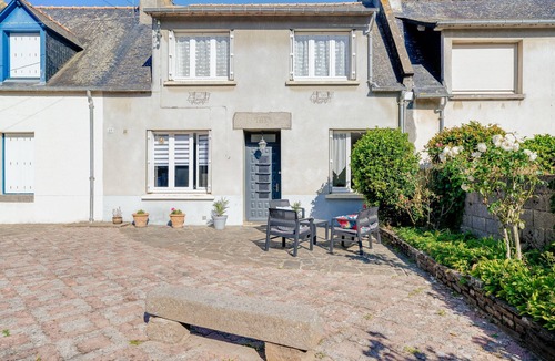 Cancale House | Holiday Home 'Maison Chaleureuse Cancale' with Private Terrace and Private Garden
