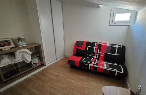Paulhan House | Holiday Home 'Maison De Village' with Balcony