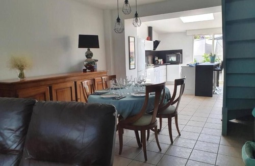Sequedin House | Holiday Home 'Maison De Madame De Souter' with Private Terrace and Wi-Fi
