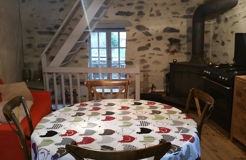 Urbanya House | Holiday Home “Maison Du Pâtre” with Mountain View, Private Terrace and Wi-Fi