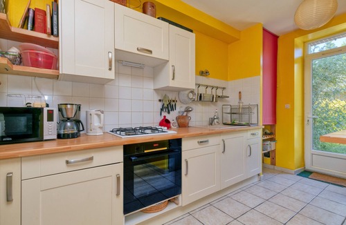 Le Croisic House | Holiday Home 'Maison Albizia' with Private Terrace, Garden, and Wi-Fi