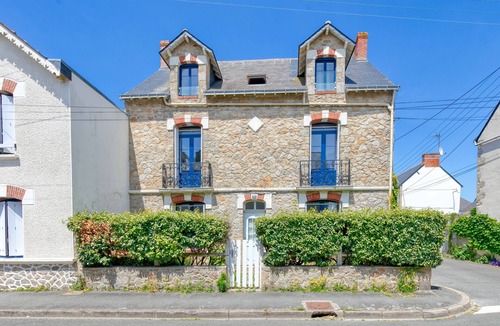 Le Croisic House | Holiday Home 'Maison Albizia' with Private Terrace, Garden, and Wi-Fi