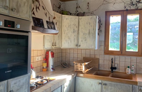 Pebrac House | Holiday Home 'Maison Insolite De Mi-montagne' with Mountain View, Terrace and Wi-Fi