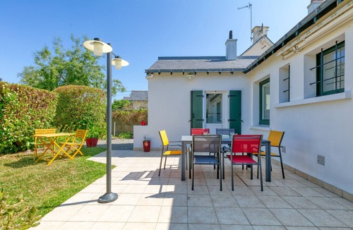 Guerande House | Holiday Home 'Maison Ker Hélène' with Private Terrace, Wi-Fi and Air Conditioning