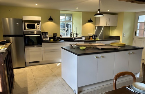 Salles House | Holiday Home 'Maison Le Pic Vert' with Mountain View, Private Terrace and Wi-Fi