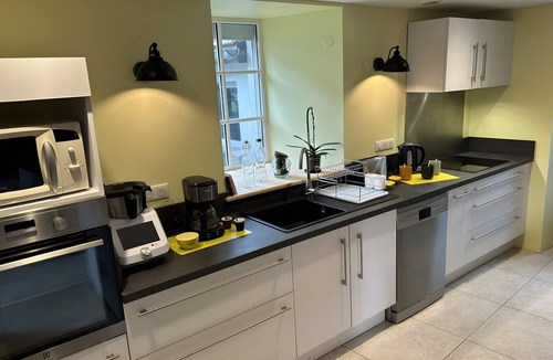 Salles House | Holiday Home 'Maison Le Pic Vert' with Mountain View, Private Terrace and Wi-Fi
