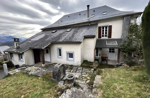 Salles House | Holiday Home 'Maison Le Pic Vert' with Mountain View, Private Terrace and Wi-Fi