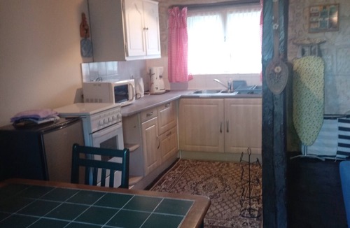 Allonnes House | Holiday Home 'Maison Ouverie' with Shared Pool, Shared Garden and Wi-Fi