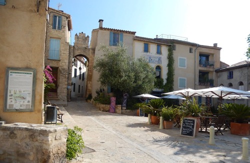 Bages House | Holiday Home 'Maison Vacances Mer' with Lake View and Private Terrace