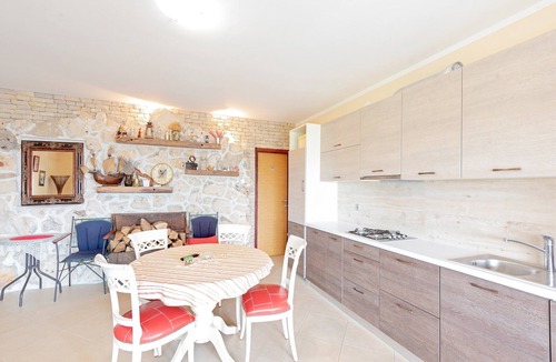 Kolan House | Holiday Home Mandre near Stunning Beaches