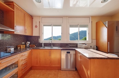 Premia de Dalt House | Holiday Home 'Marice' with Sea View, Wi-Fi & Air Conditioning