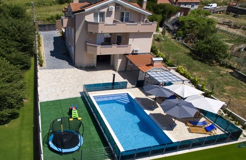 Cavoglave House | Holiday Home Marana - Five Bedroom Holiday Home