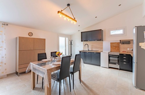Beaucaire House | Holiday Home 'Marquet' with Private Terrace, Shared Garden and Air Conditioning