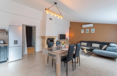 Beaucaire House | Holiday Home 'Marquet' with Private Terrace, Shared Garden and Air Conditioning