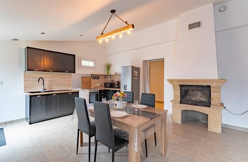 Beaucaire House | Holiday Home 'Marquet' with Private Terrace, Shared Garden and Air Conditioning