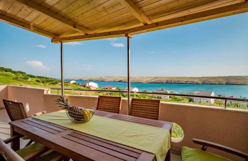 Dinjiska House | Holiday Home Melandura by Interhome