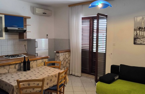 Rebici Apartment | Holiday Home Meri with jacuzzi, large yard, close to the beach