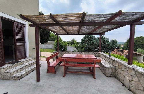 Rebici Apartment | Holiday Home Meri with jacuzzi, large yard, close to the beach