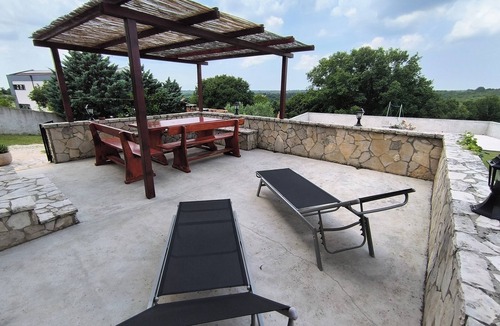 Rebici Apartment | Holiday Home Meri with jacuzzi, large yard, close to the beach