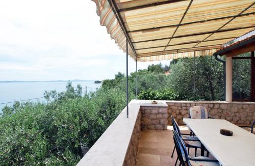 Mali Iz House | Holiday Home Mirta by Interhome