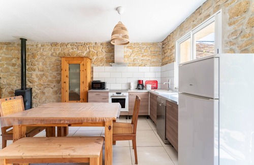 Monteux House | Holiday Home 'Monteux' with Shared Pool, Private Terrace and Wi-Fi