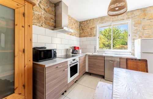 Monteux House | Holiday Home 'Monteux' with Shared Pool, Private Terrace and Wi-Fi