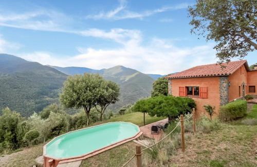 Montseny House | Holiday Home Montseny with Pool