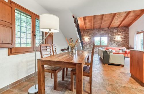 Montseny House | Holiday Home Montseny with Pool