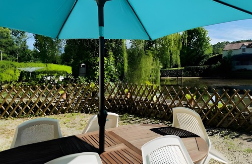 Les Arques House | Holiday Home 'Moulin De La Forge' with Lake View, Private Pool and Wi-Fi