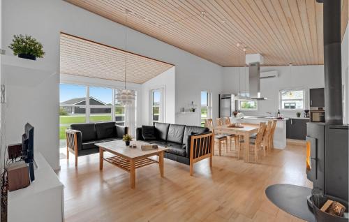 Skaven Strand House | Holiday Home Multebærvej Tarm Iii
