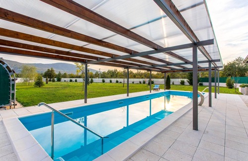 Neoric House | Holiday Home Neoric with Heated Pool