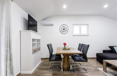 Neoric House | Holiday Home Neoric with Heated Pool
