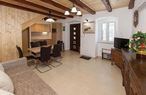 Omisalj Villa | Holiday Home NiKa