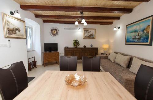 Omisalj Villa | Holiday Home NiKa