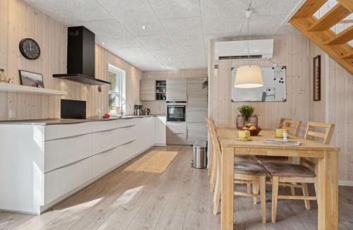 Skygge House | Holiday Home Øgot by Interhome