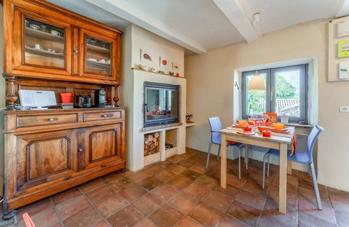 Verfeuil House | Holiday Home 'Orange - Paradis De Provence' with Mountain View, Private Terrace and Wi-Fi