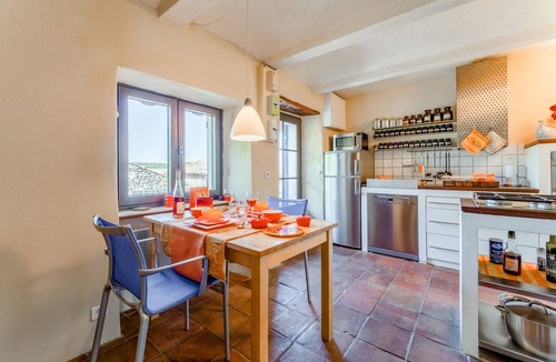 Verfeuil House | Holiday Home 'Orange - Paradis De Provence' with Mountain View, Private Terrace and Wi-Fi