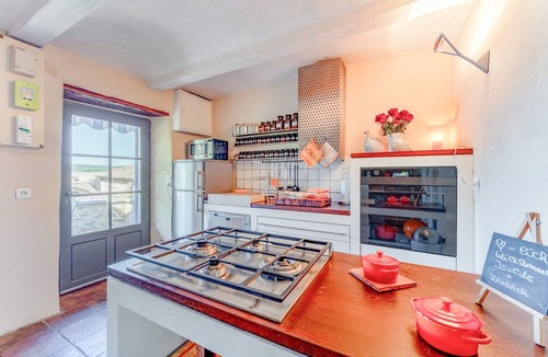 Verfeuil House | Holiday Home 'Orange - Paradis De Provence' with Mountain View, Private Terrace and Wi-Fi