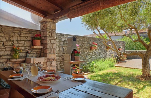 Orihi House | Holiday home Orihi * 2000 m2 fenced garden, covered terrace, BBQ