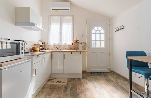Miramas House | Holiday Home 'Paul Et Sophie' with Private Terrace and Wi-Fi