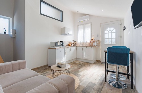 Miramas House | Holiday Home 'Paul Et Sophie' with Private Terrace and Wi-Fi