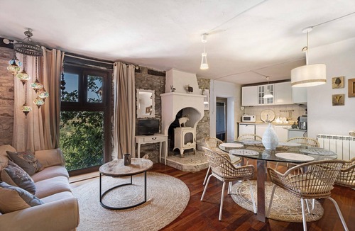Caldearenas House | Holiday Home 'Regalate Paz' with Mountain View, Shared Pool and Wi-Fi